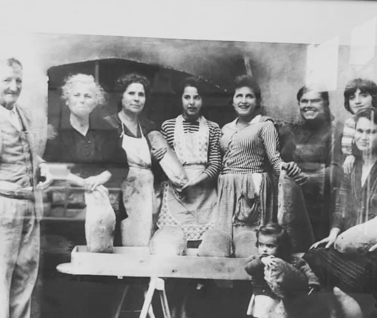 Mani del panettiere che lavorano l'impasto del pane