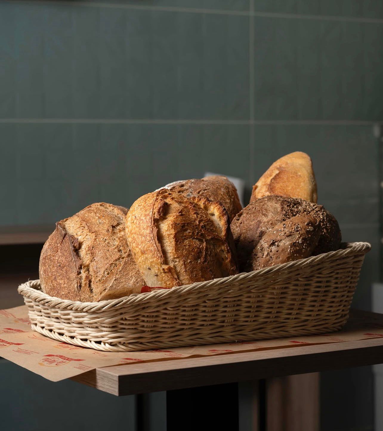 Pane fresco appena sfornato sul bancone del Panificio De Martino